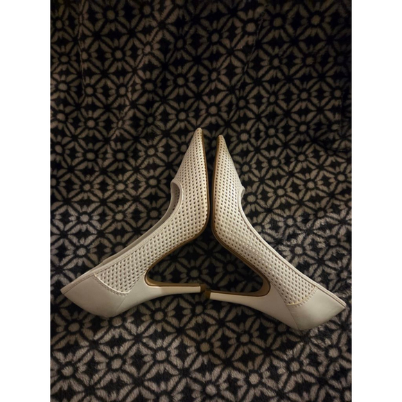 Women's Delicious White Perforated Pointed Toe Stiletto Heels Size 6 - Picture 4 of 7